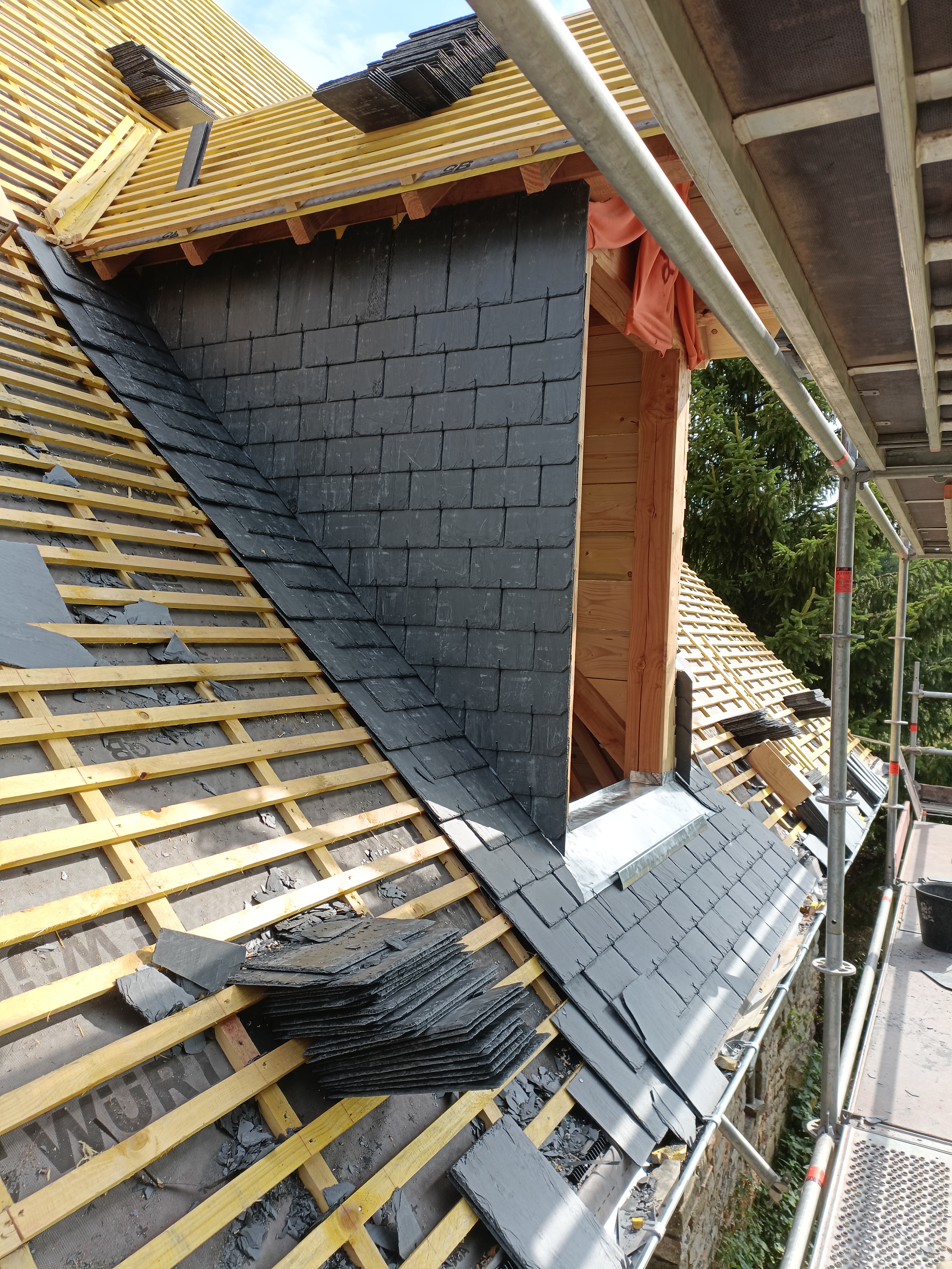 La photo de la pose des ardoises une ardoise  égale 1 kg. (7000 sont sur le toit)