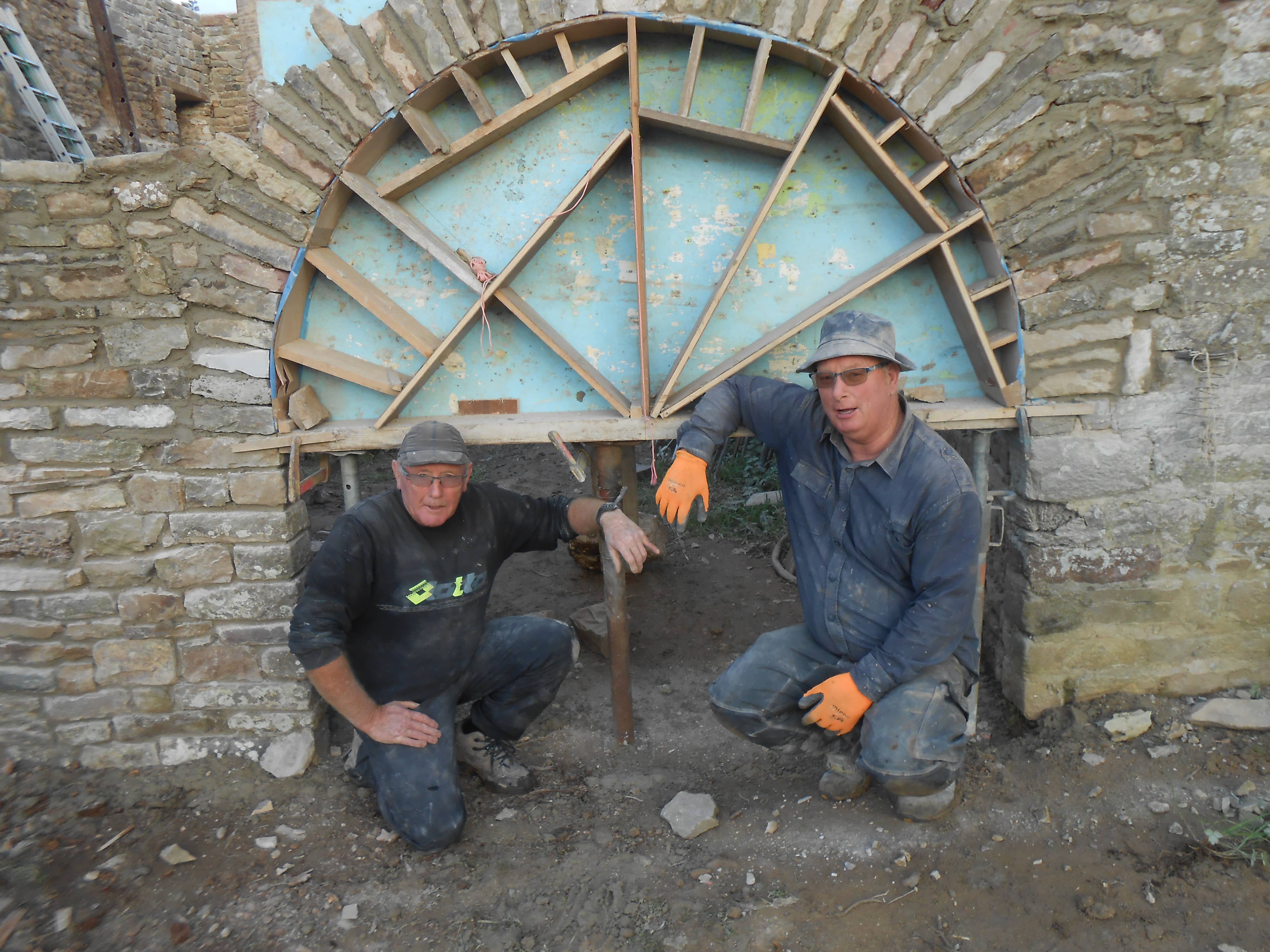 Photo du mur Ouest, on commence la reconstitution de la voûte d'entrée du sous-sol du moulin